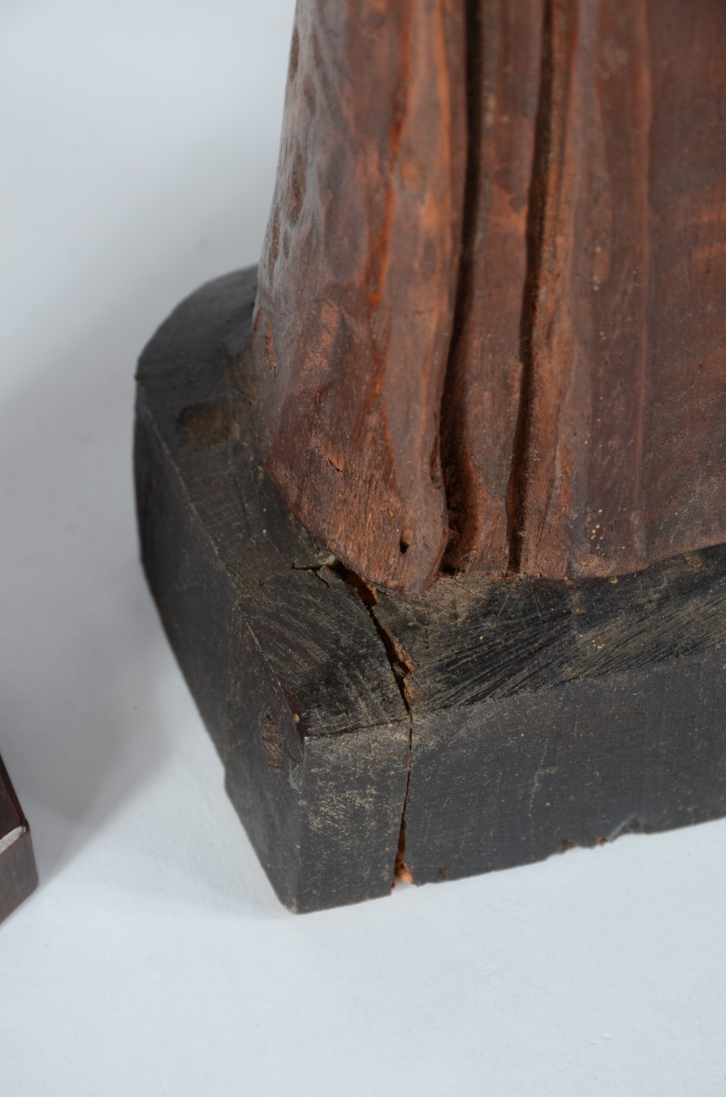 Conjunto com três esculturas de madeira entalhada sendo um... - foto 2 de 9