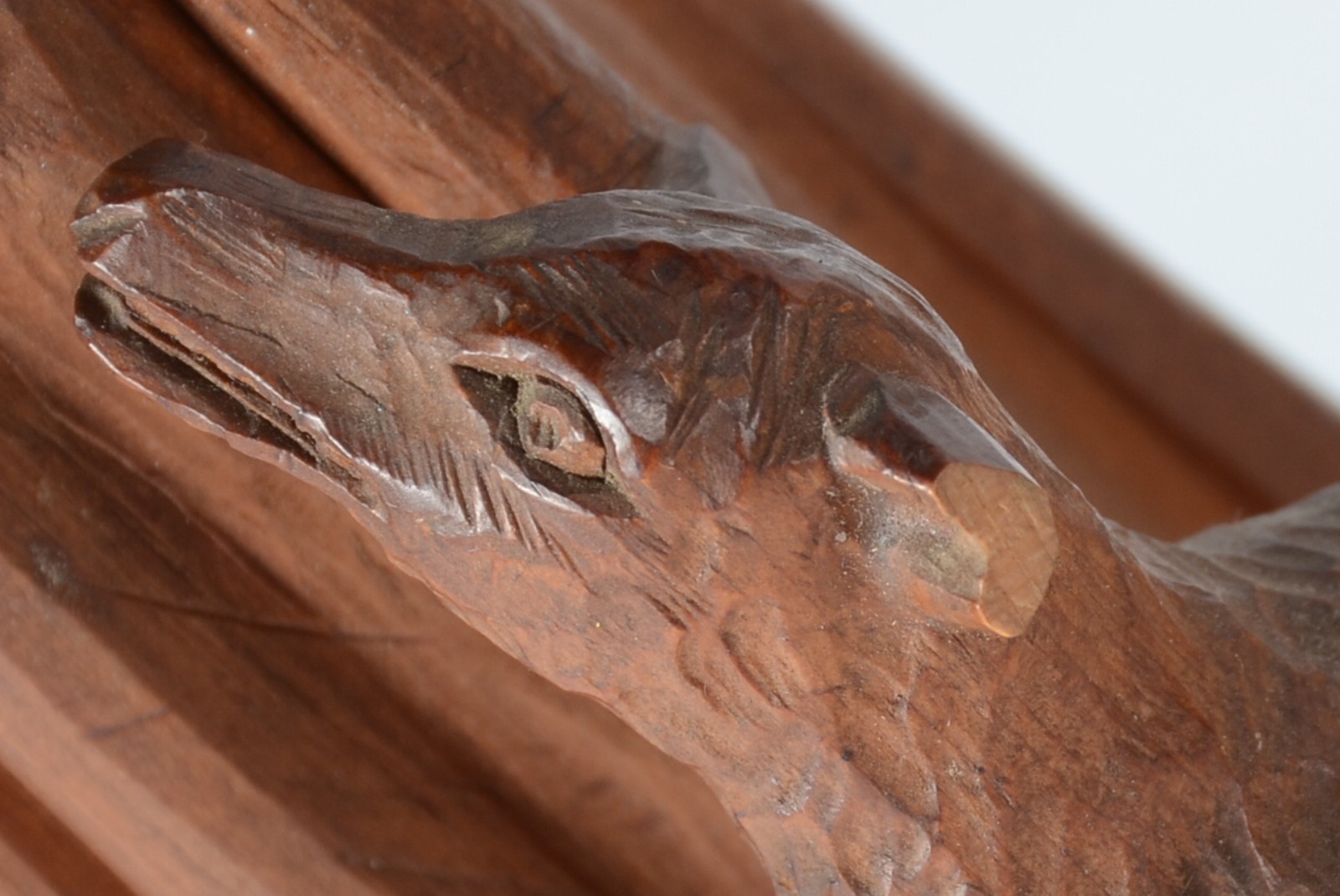 Conjunto com três esculturas de madeira entalhada sendo um... - foto 5 de 9