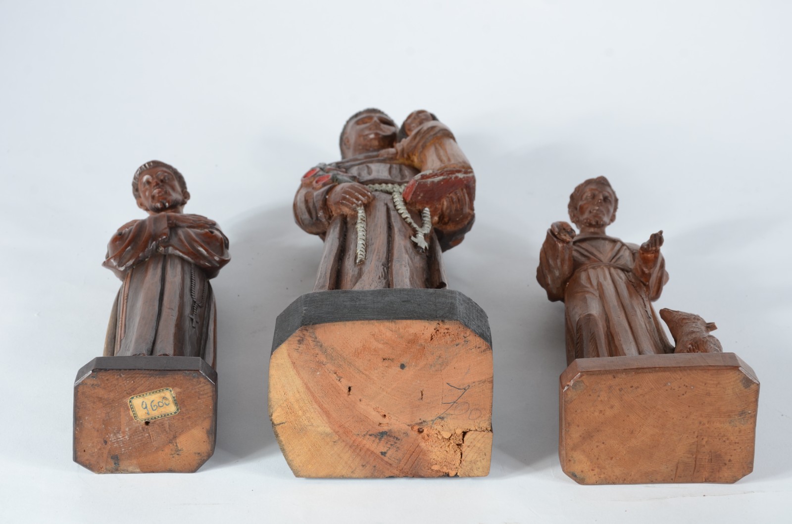 Conjunto com três esculturas de madeira entalhada sendo um... - foto 7 de 9