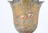 Vaso de bronze com inscrição " Quarto Centenári... - Vaso de bronze com inscrição " Quarto Centenário de Morte do Infante Dom Henrique - 1460/ 1960", base de madeira.