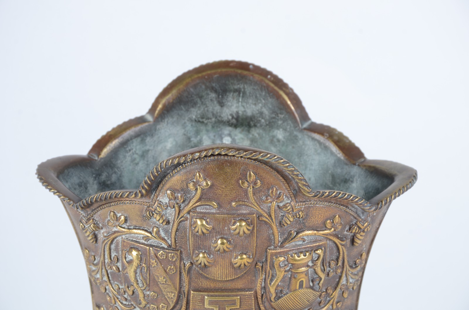 Vaso de bronze com inscrição " Quarto Centenário de Morte do Infante... - foto 4 de 6