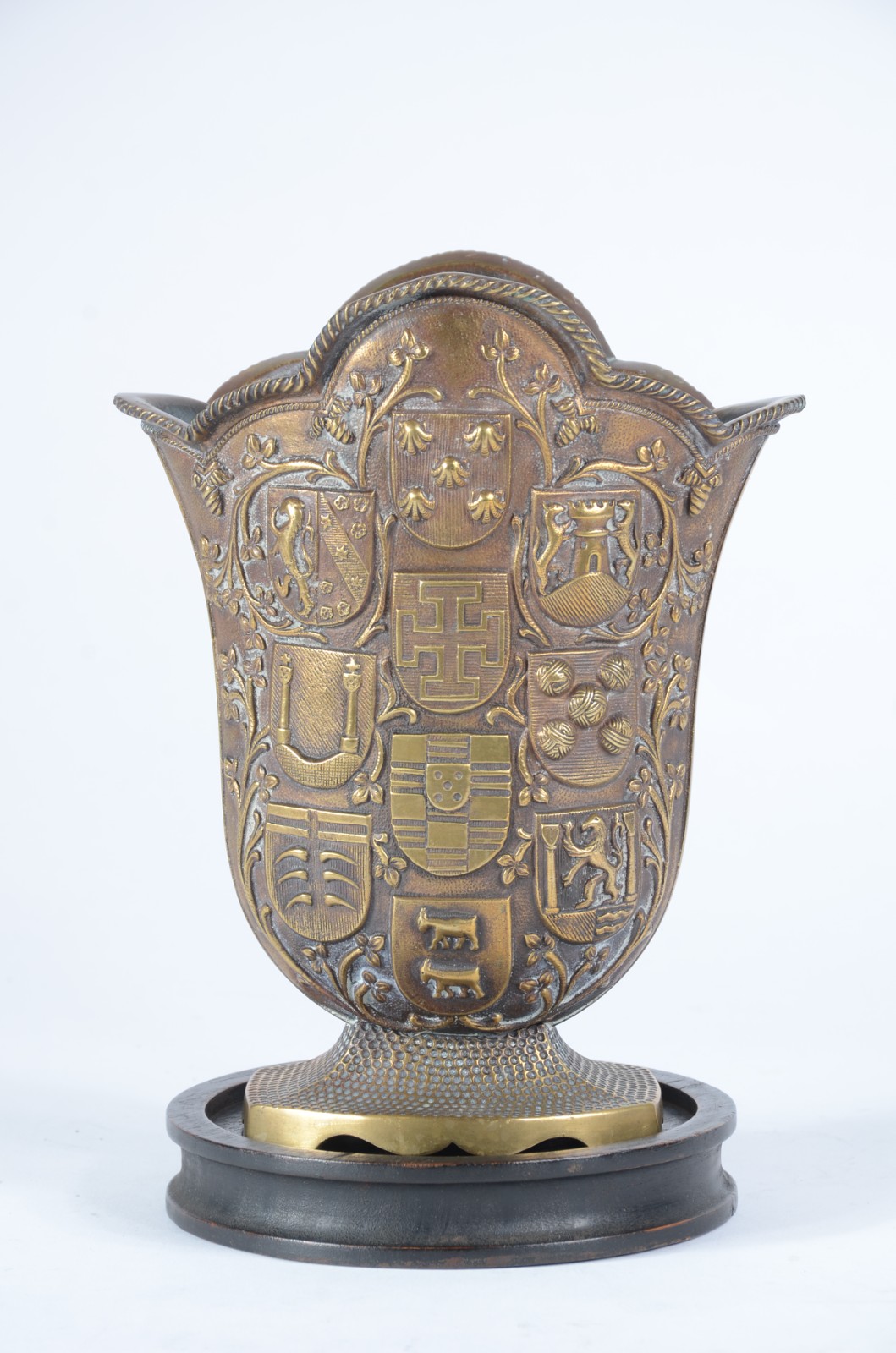 Vaso de bronze com inscrição " Quarto Centenário de Morte do Infante... - foto 6 de 6