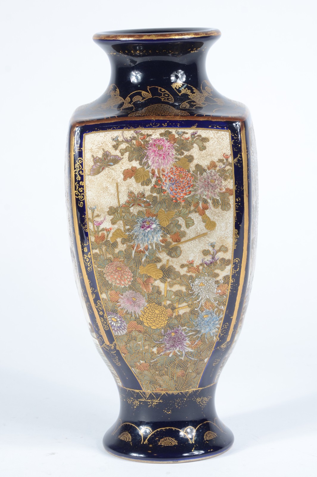 Vaso de faiança oriental na cor azul cobalto decorado com flores em... - foto 1 de 6