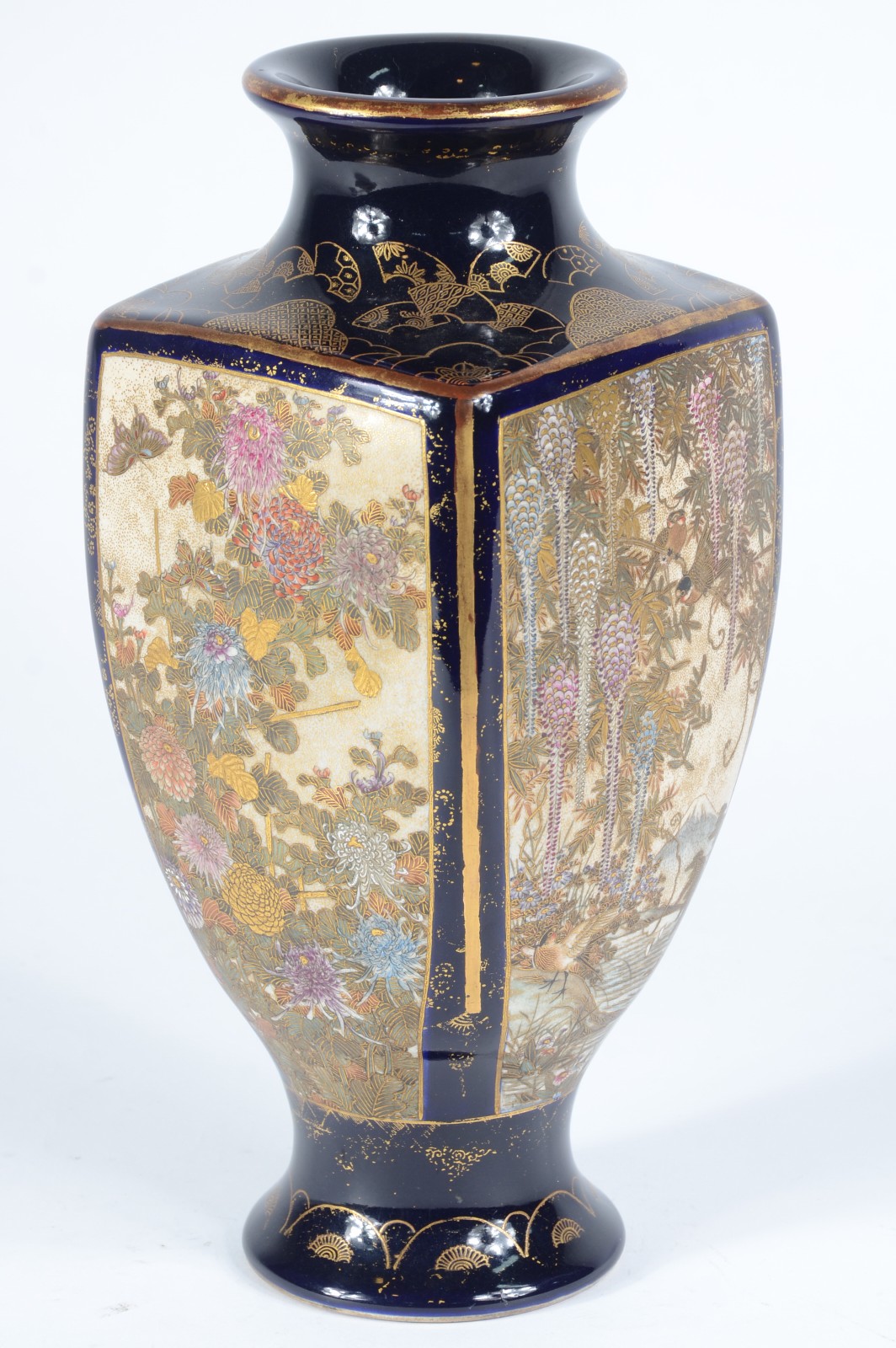 Vaso de faiança oriental na cor azul cobalto decorado com flores em... - foto 2 de 6