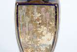 Vaso de faiança oriental na cor azul cobalto de... - Vaso de faiança oriental na cor azul cobalto decorado com flores em policromia e realces dourados. Desgastes na douração.