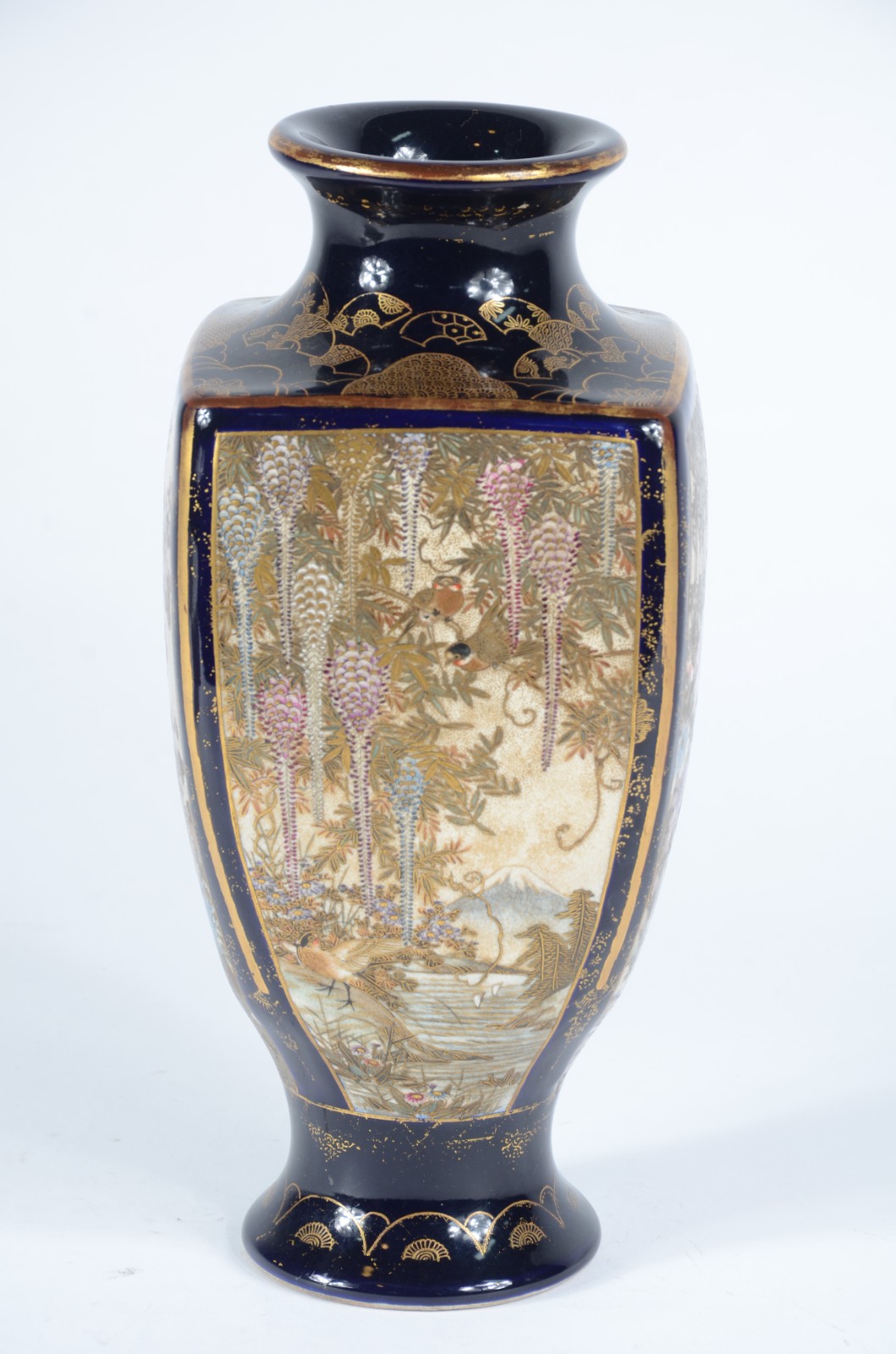 Vaso de faiança oriental na cor azul cobalto decorado com flores em... - foto 3 de 6