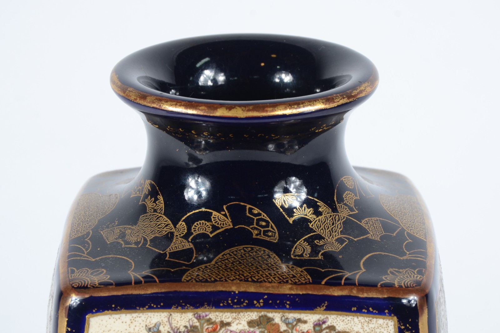 Vaso de faiança oriental na cor azul cobalto decorado com flores em... - foto 4 de 6