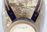 Vaso de faiança oriental na cor azul cobalto de... - Vaso de faiança oriental na cor azul cobalto decorado com flores em policromia e realces dourados. Desgastes na douração.