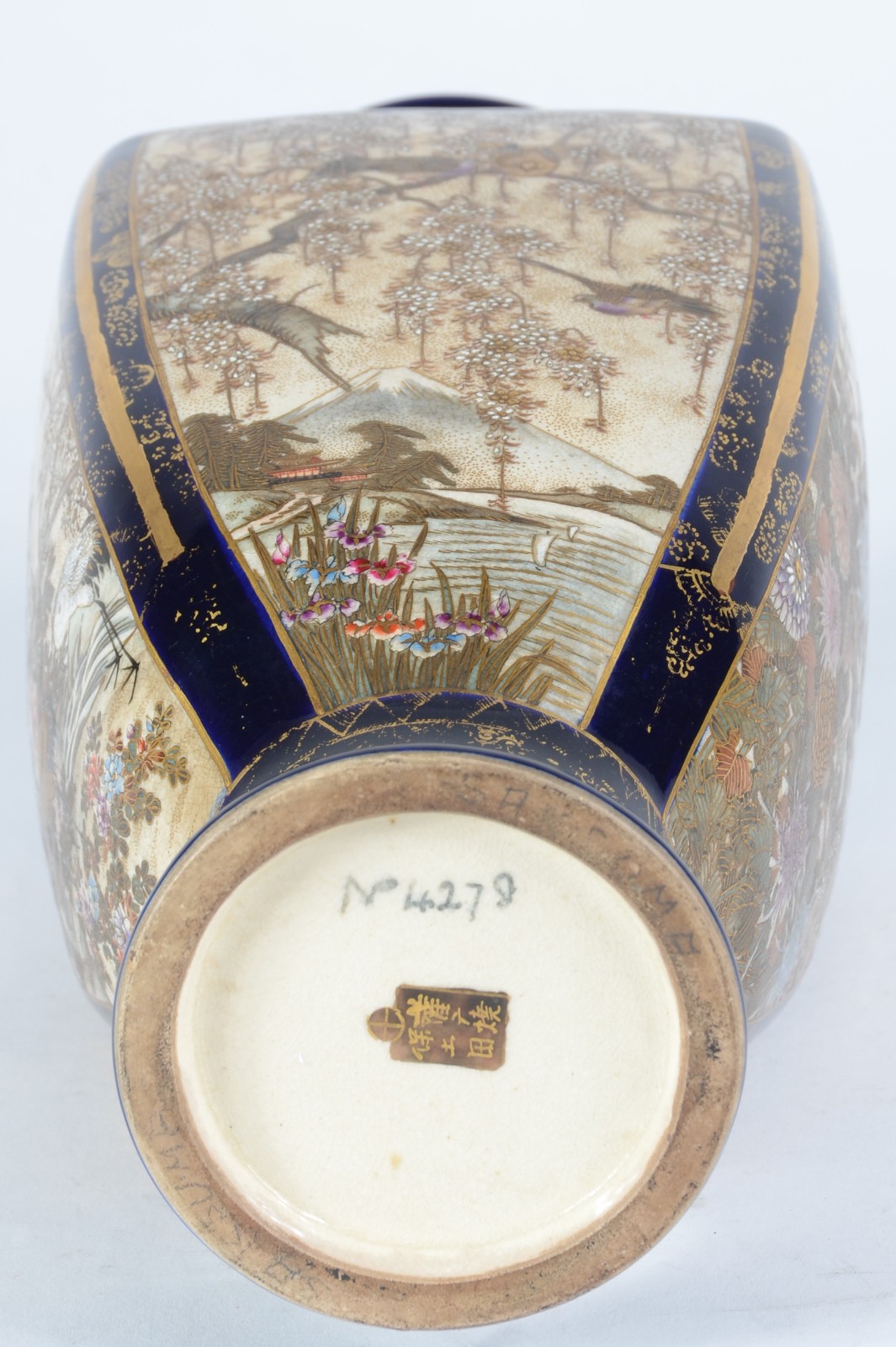 Vaso de faiança oriental na cor azul cobalto decorado com flores em... - foto 5 de 6