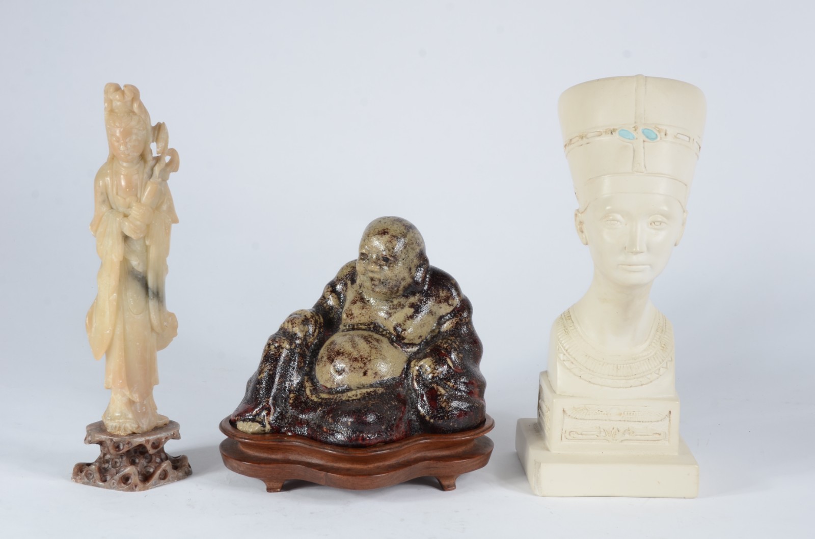 Três peças diversas, sendo: buda com base de madeira; gueixa de pedra... - foto 1 de 11