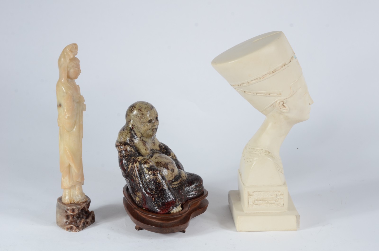 Três peças diversas, sendo: buda com base de madeira; gueixa de pedra... - foto 4 de 11