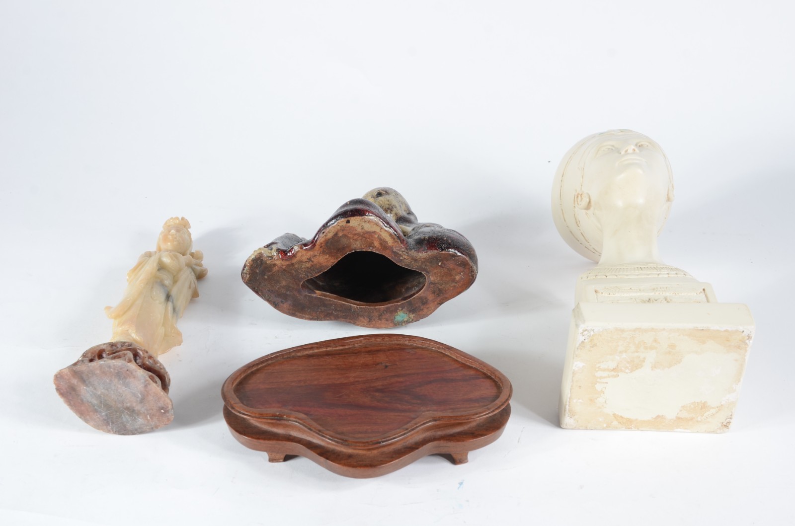 Três peças diversas, sendo: buda com base de madeira; gueixa de pedra... - foto 5 de 11