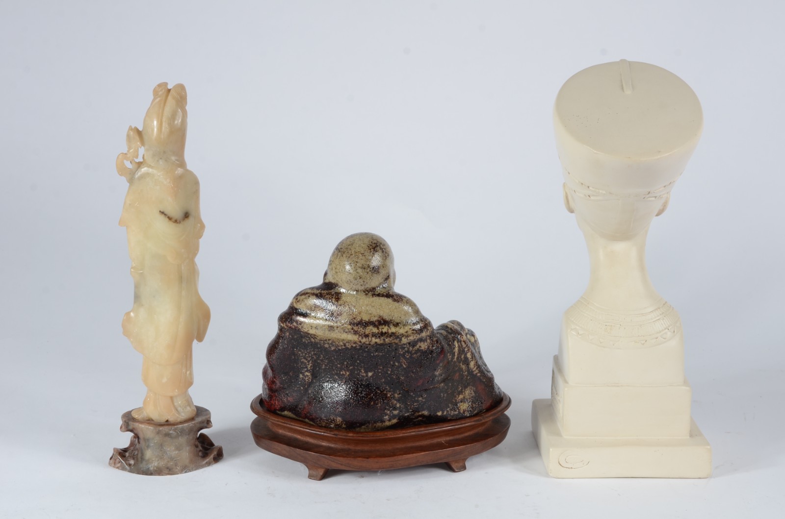 Três peças diversas, sendo: buda com base de madeira; gueixa de pedra... - foto 3 de 11