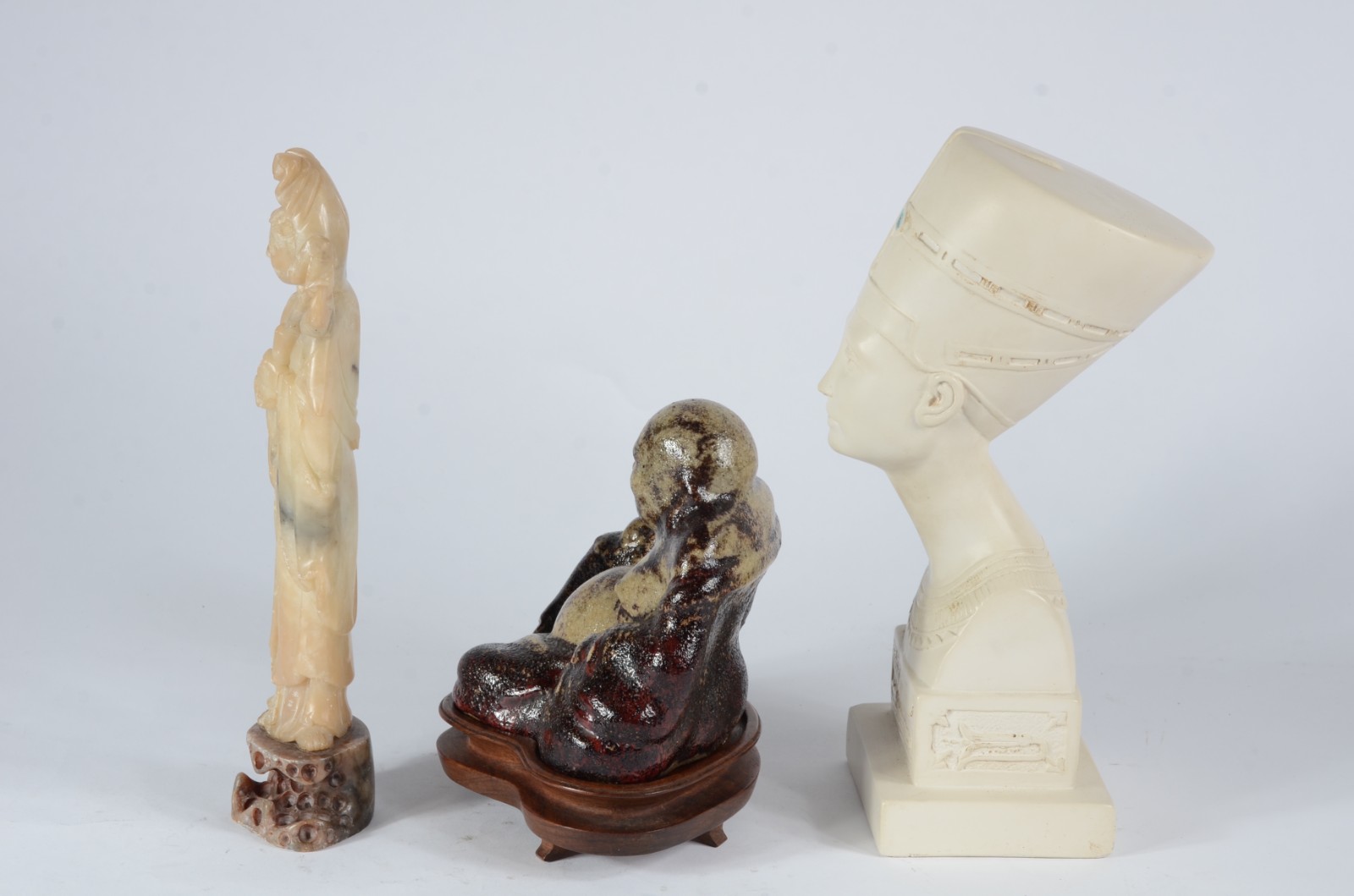Três peças diversas, sendo: buda com base de madeira; gueixa de pedra... - foto 2 de 11