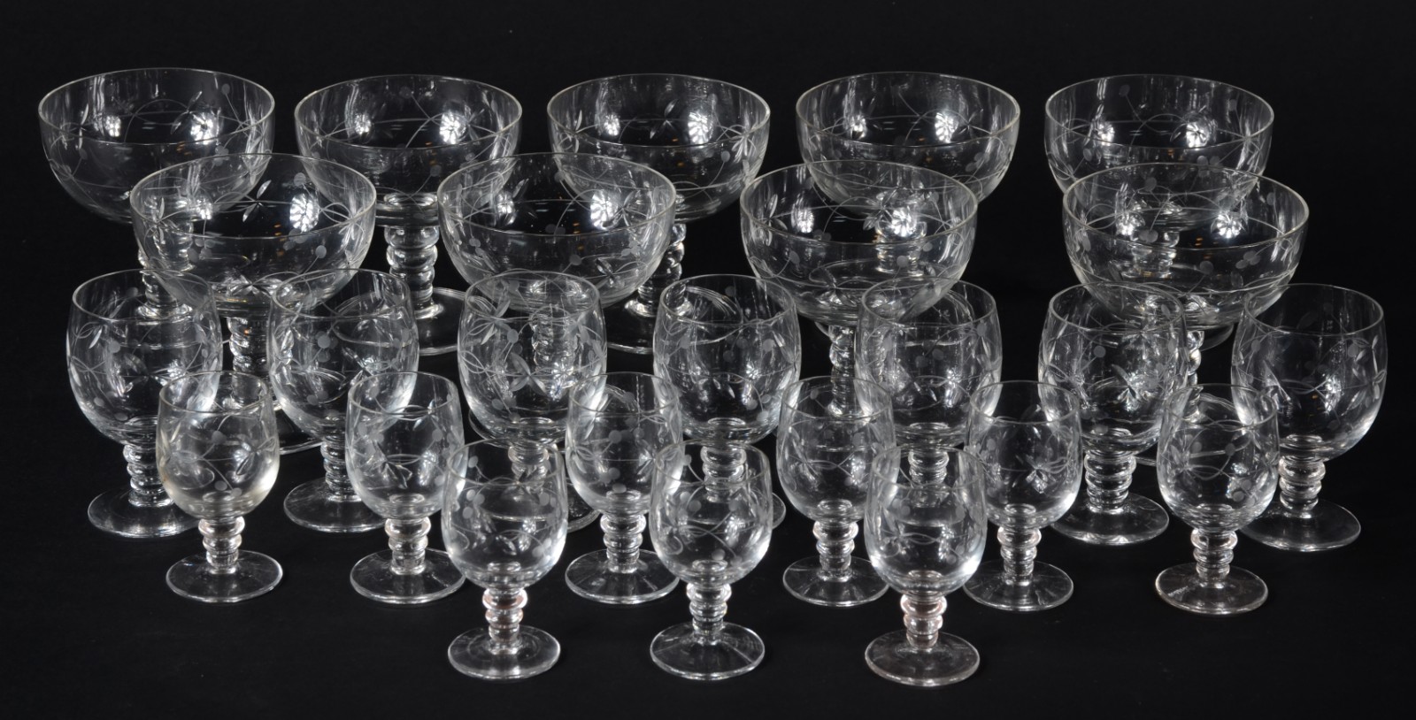 Conjunto em demi cristal lapidado, composto de: 9 taças para... - foto 1 de 2