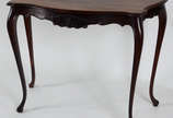 Console de madeira nobre, saia entalhada, quatr... - Console de madeira nobre, saia entalhada, quatro pernas altas recurvas.