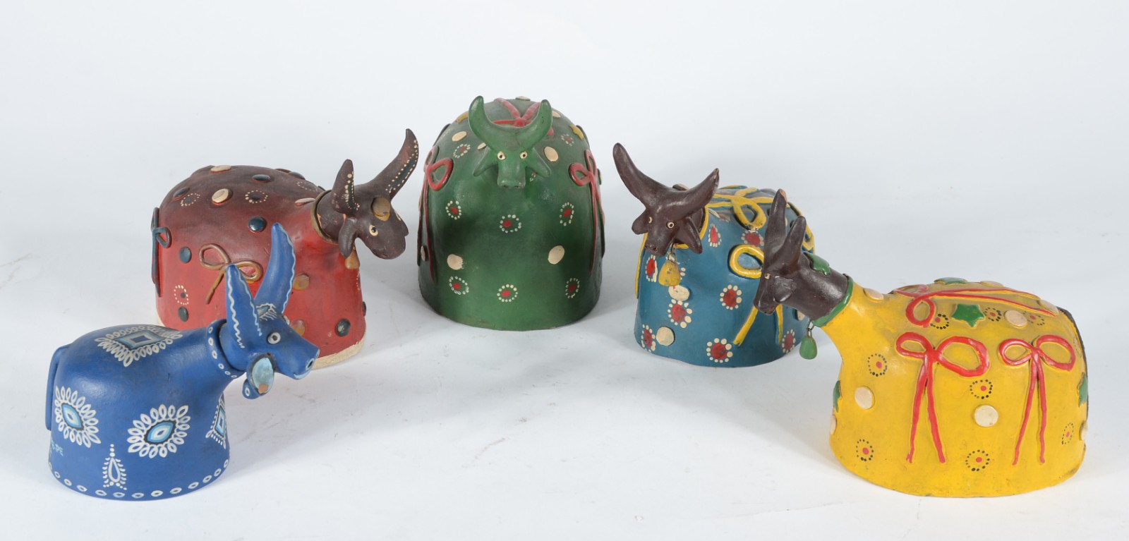 Conjunto com cinco esculturas "bumba meu boi", diversos artistas. Um... - foto 1 de 11