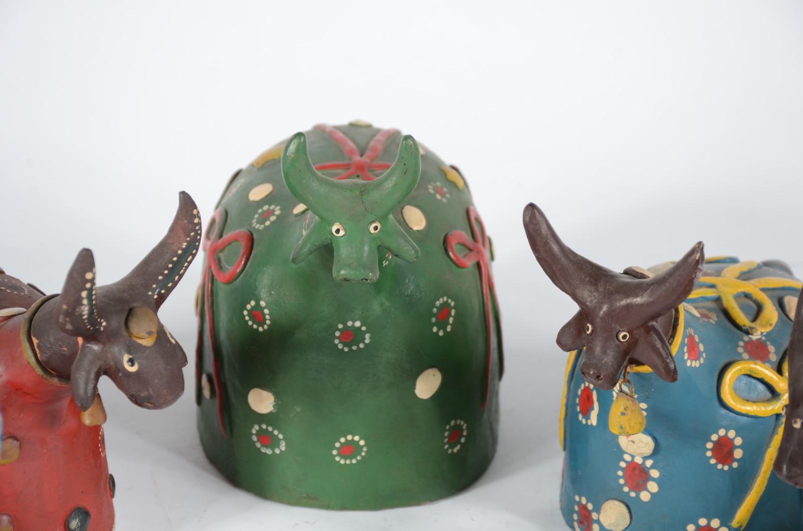 Conjunto com cinco esculturas "bumba meu boi", diversos artistas. Um... - foto 2 de 11