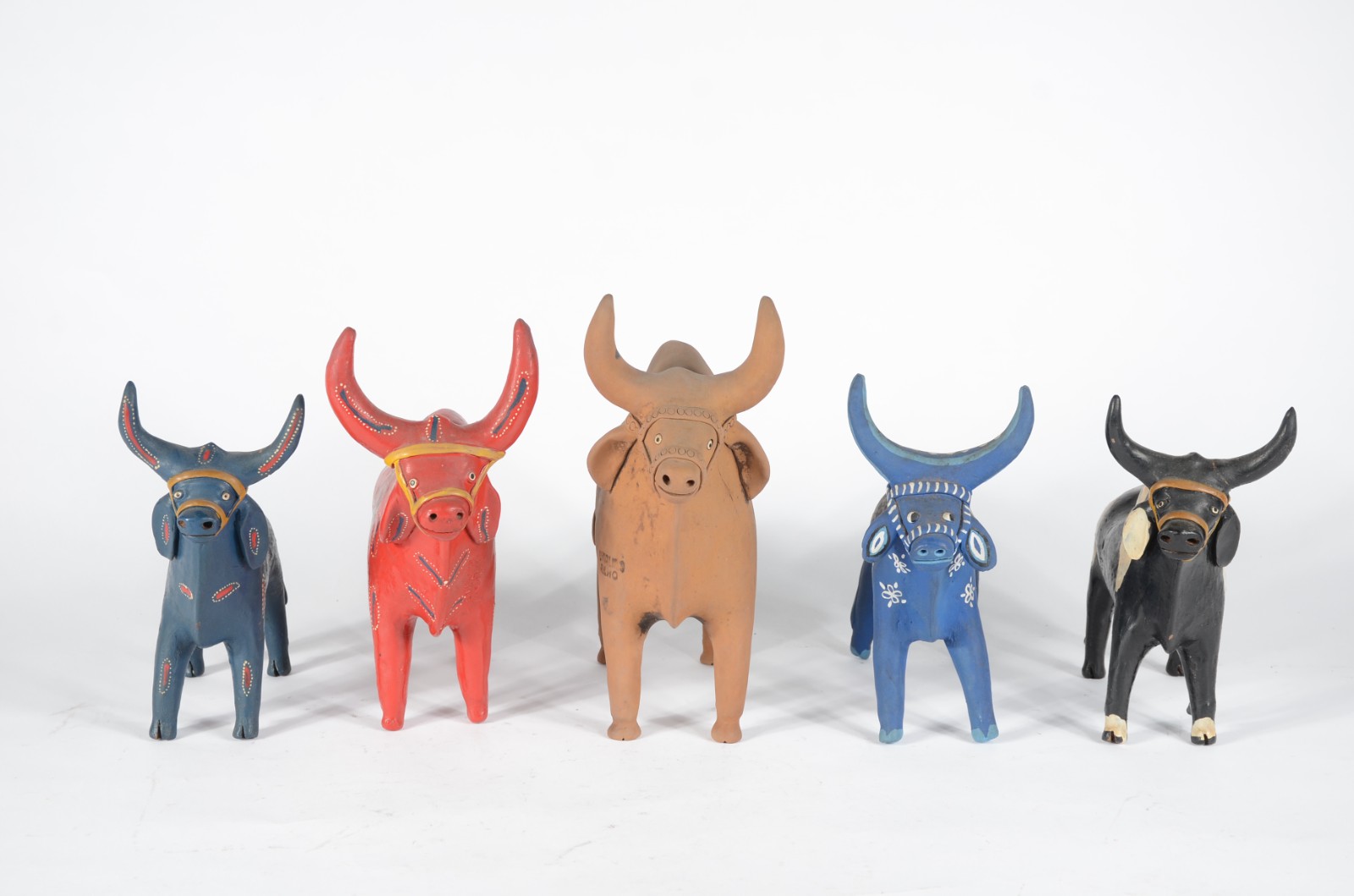 Conjunto com cinco touros de barro cozido, diversos artistas como... - foto 2 de 8