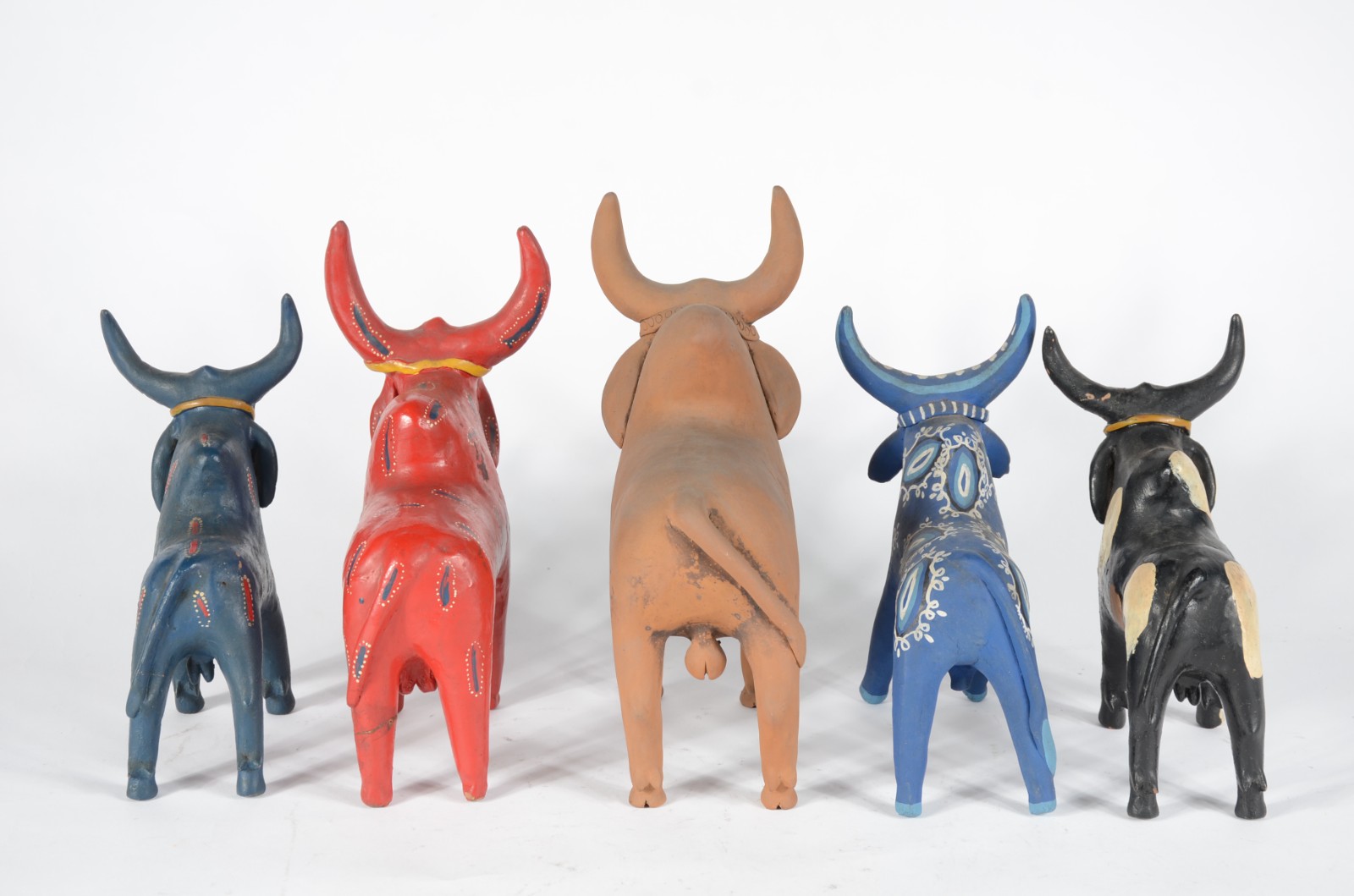 Conjunto com cinco touros de barro cozido, diversos artistas como... - foto 6 de 8