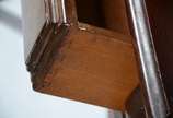 Mesa de escritório de madeira nobre com duas ga... - Mesa de escritório de madeira nobre com duas gavetas com puxadores de metal, pernas na forma de liras unidas por trave inferior recortada. Estil...