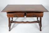 Mesa de escritório de madeira nobre com duas ga... - Mesa de escritório de madeira nobre com duas gavetas com puxadores de metal, pernas na forma de liras unidas por trave inferior recortada. Estil...