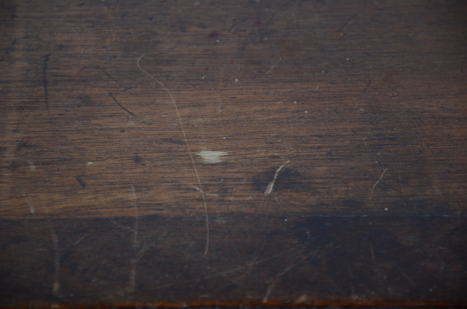 Mesa de escritório de madeira nobre com duas gavetas com puxadores de... - foto 8 de 9