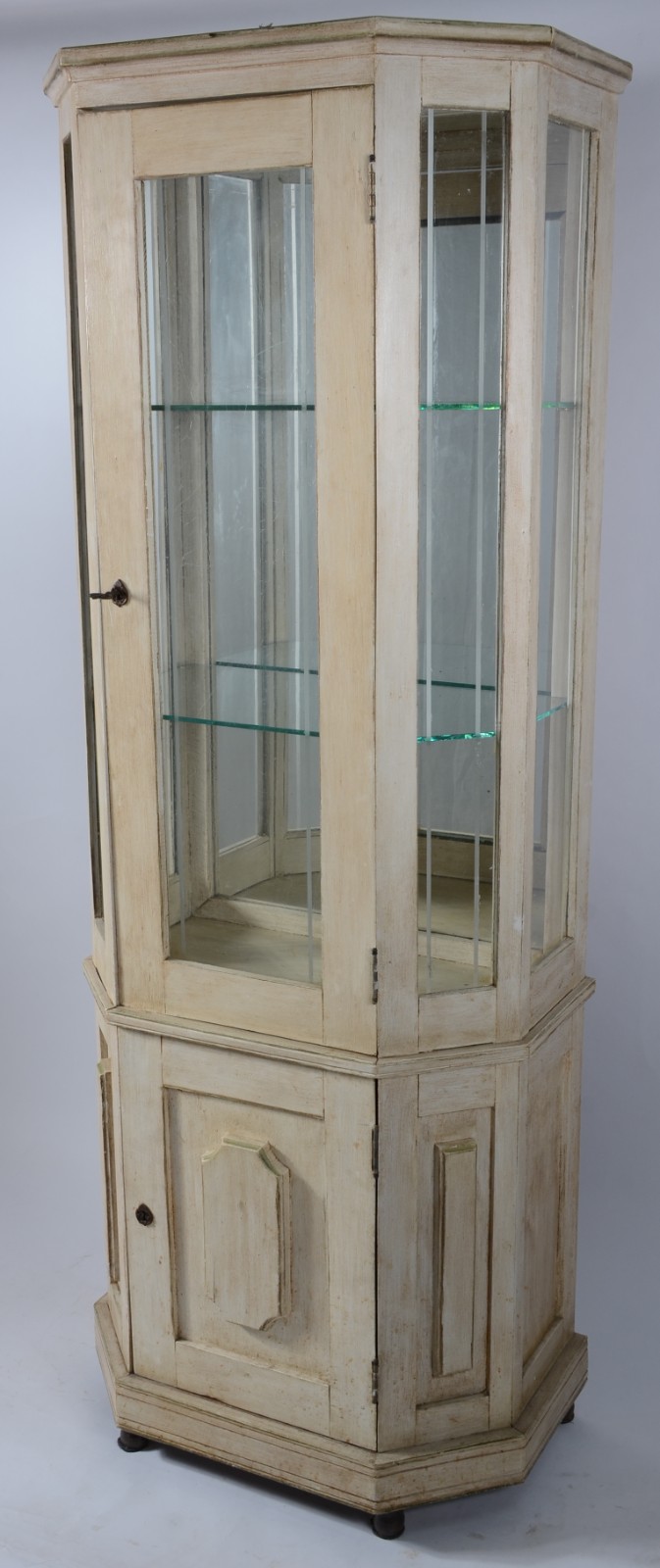 Vitrine de madeira patinada, parte inferior com uma porta almofadada... - foto 1 de 6