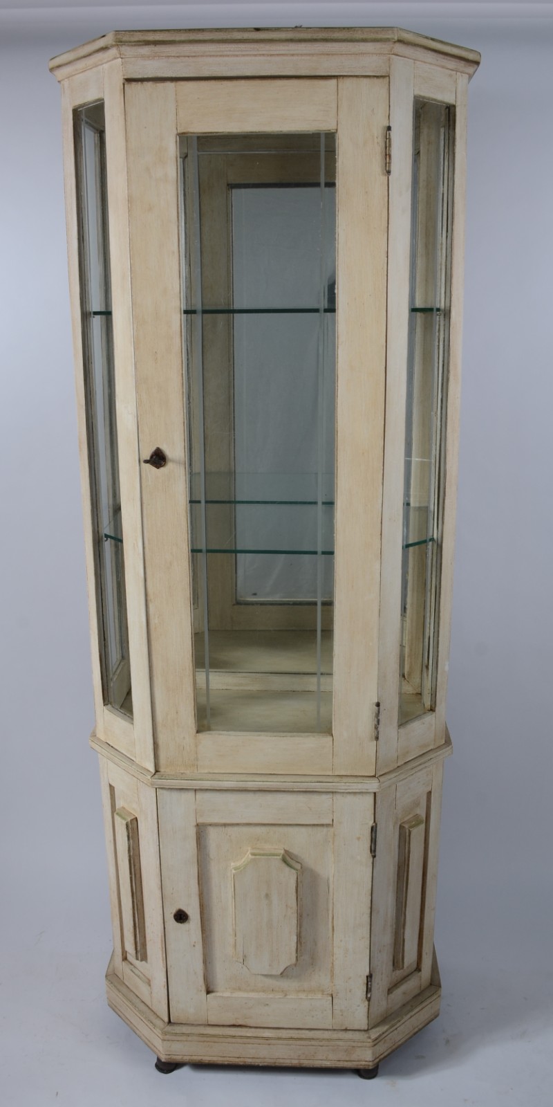 Vitrine de madeira patinada, parte inferior com uma porta almofadada... - foto 2 de 6