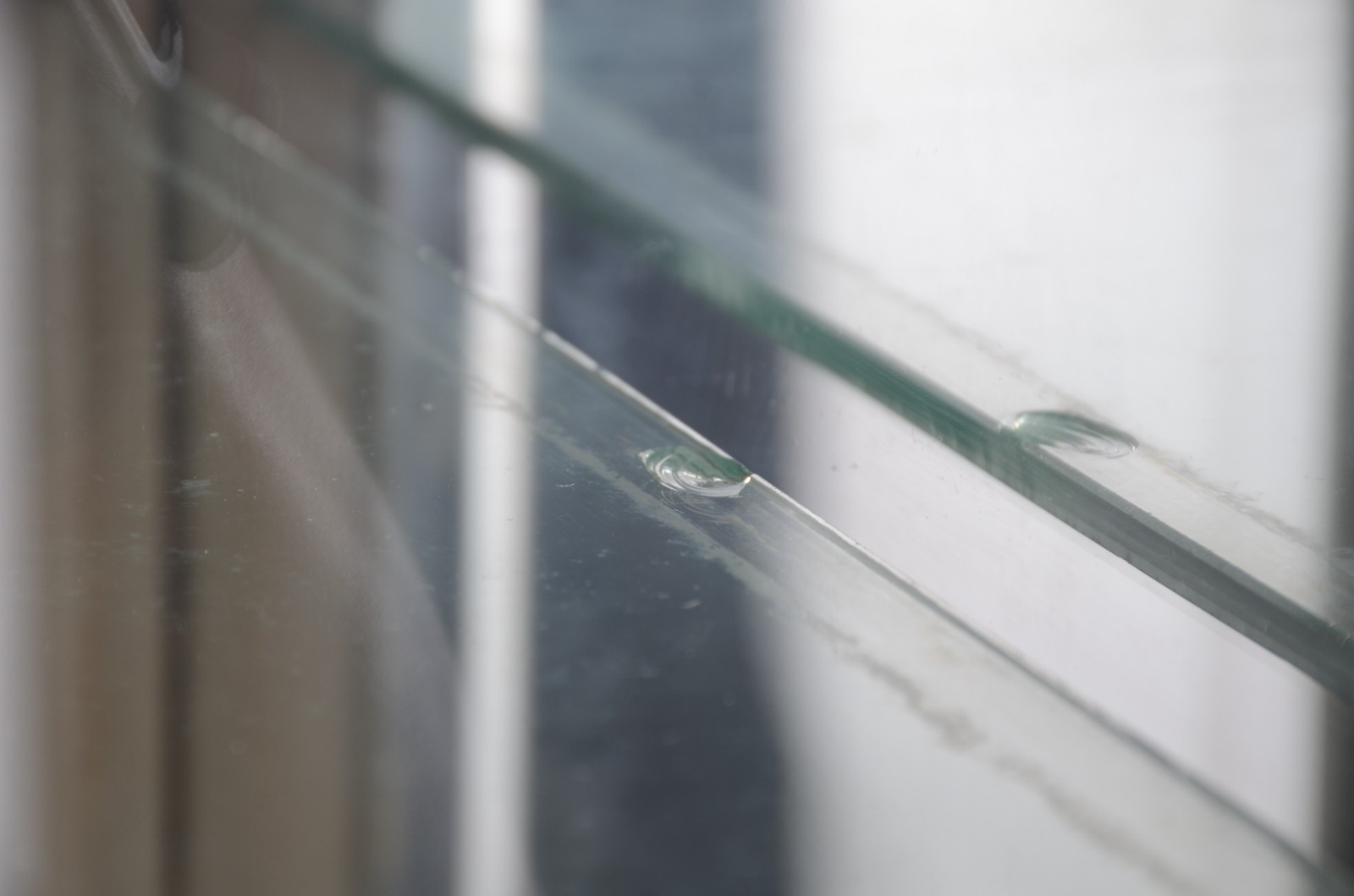 Vitrine de madeira patinada, parte inferior com uma porta almofadada... - foto 6 de 6