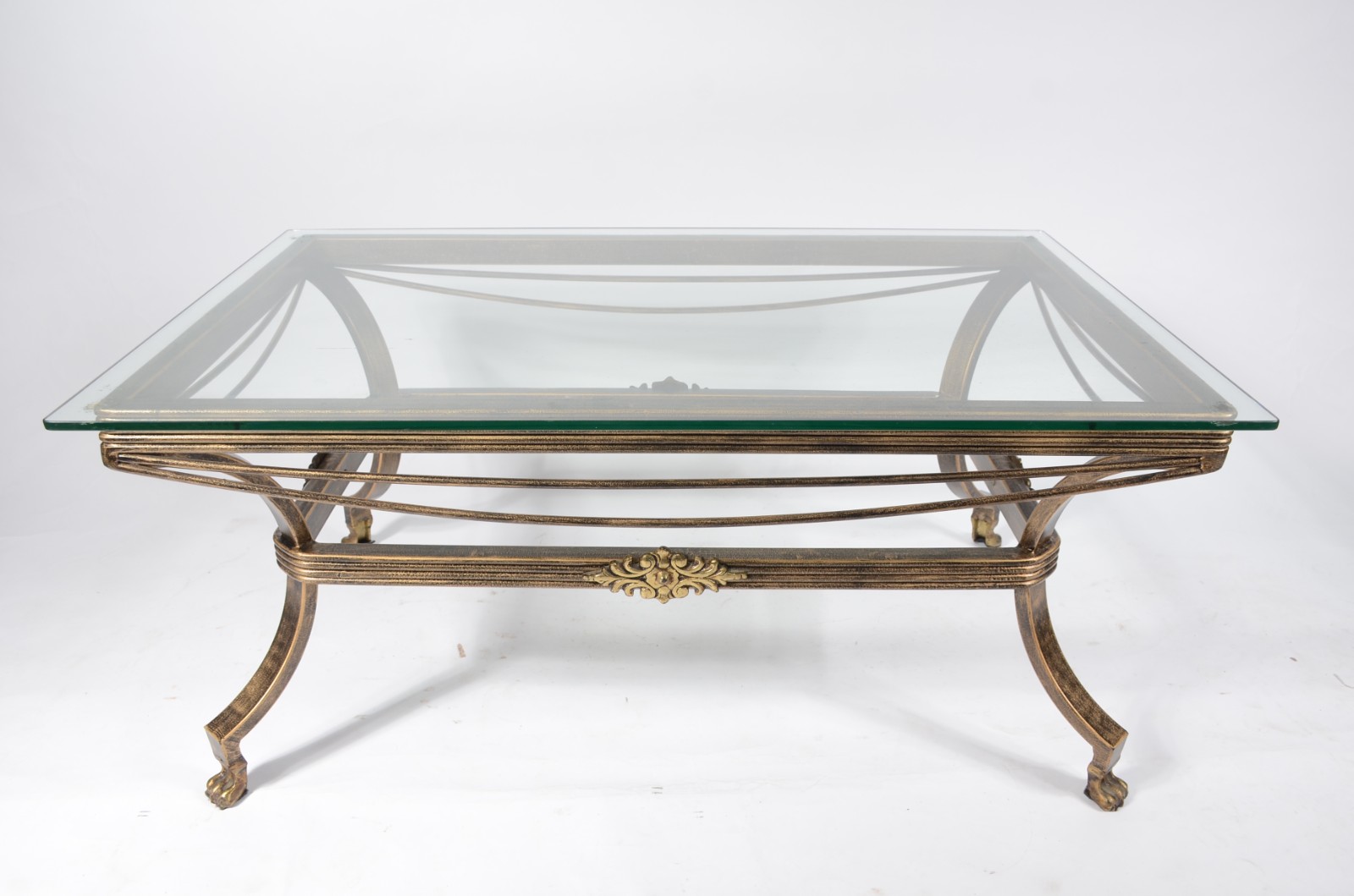 Mesa de centro de metal dourado, quatro pernas recurvas unidas por... - foto 3 de 6