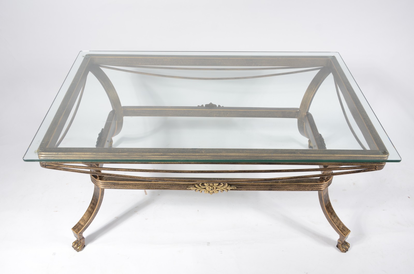 Mesa de centro de metal dourado, quatro pernas recurvas unidas por... - foto 4 de 6