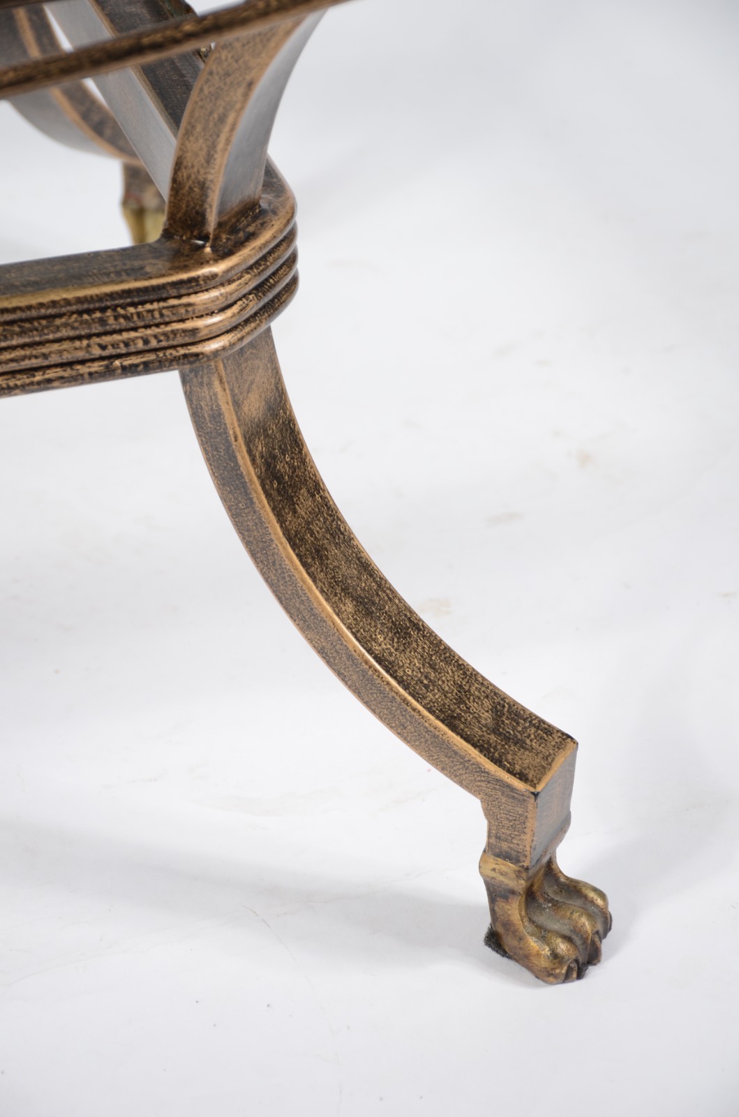Mesa de centro de metal dourado, quatro pernas recurvas unidas por... - foto 5 de 6