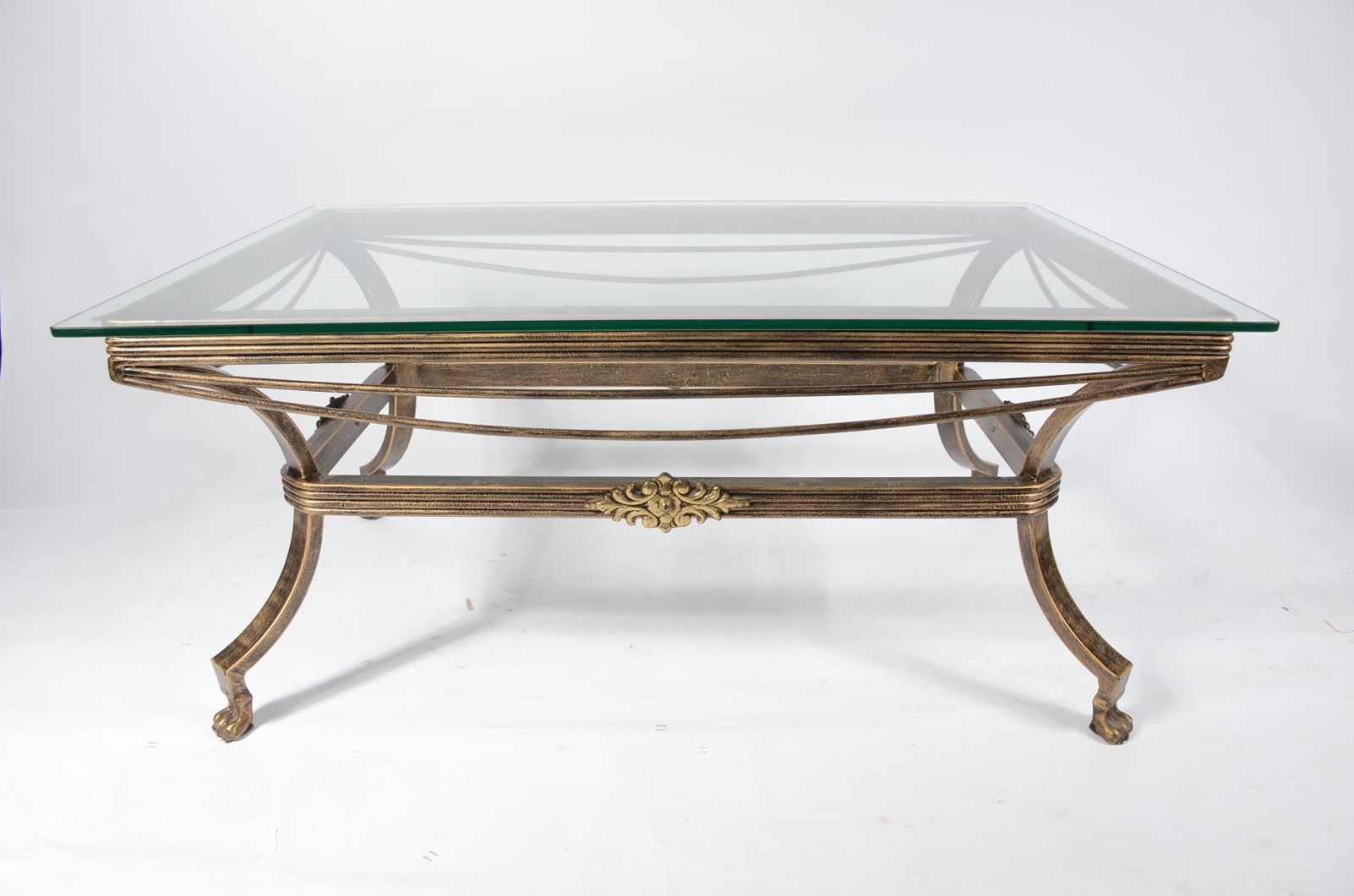 Mesa de centro de metal dourado, quatro pernas recurvas unidas por... - foto 2 de 6