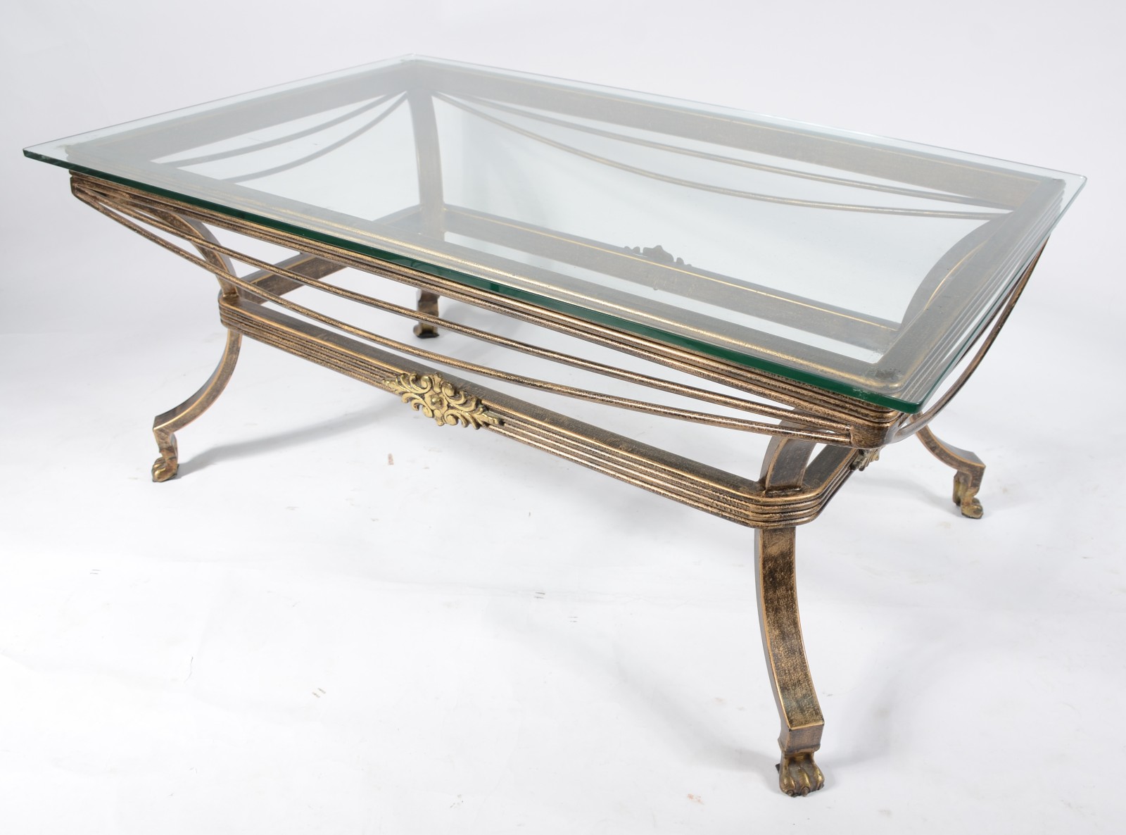 Mesa de centro de metal dourado, quatro pernas recurvas unidas por... - foto 1 de 6