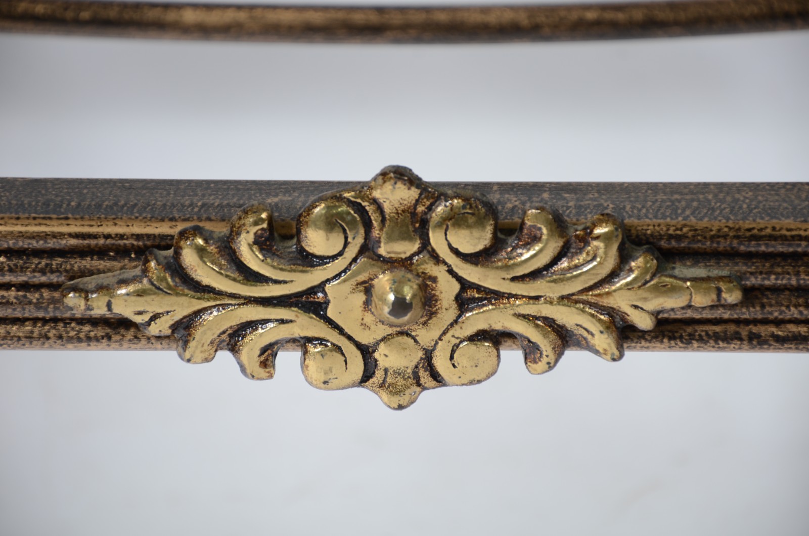 Mesa de centro de metal dourado, quatro pernas recurvas unidas por... - foto 6 de 6