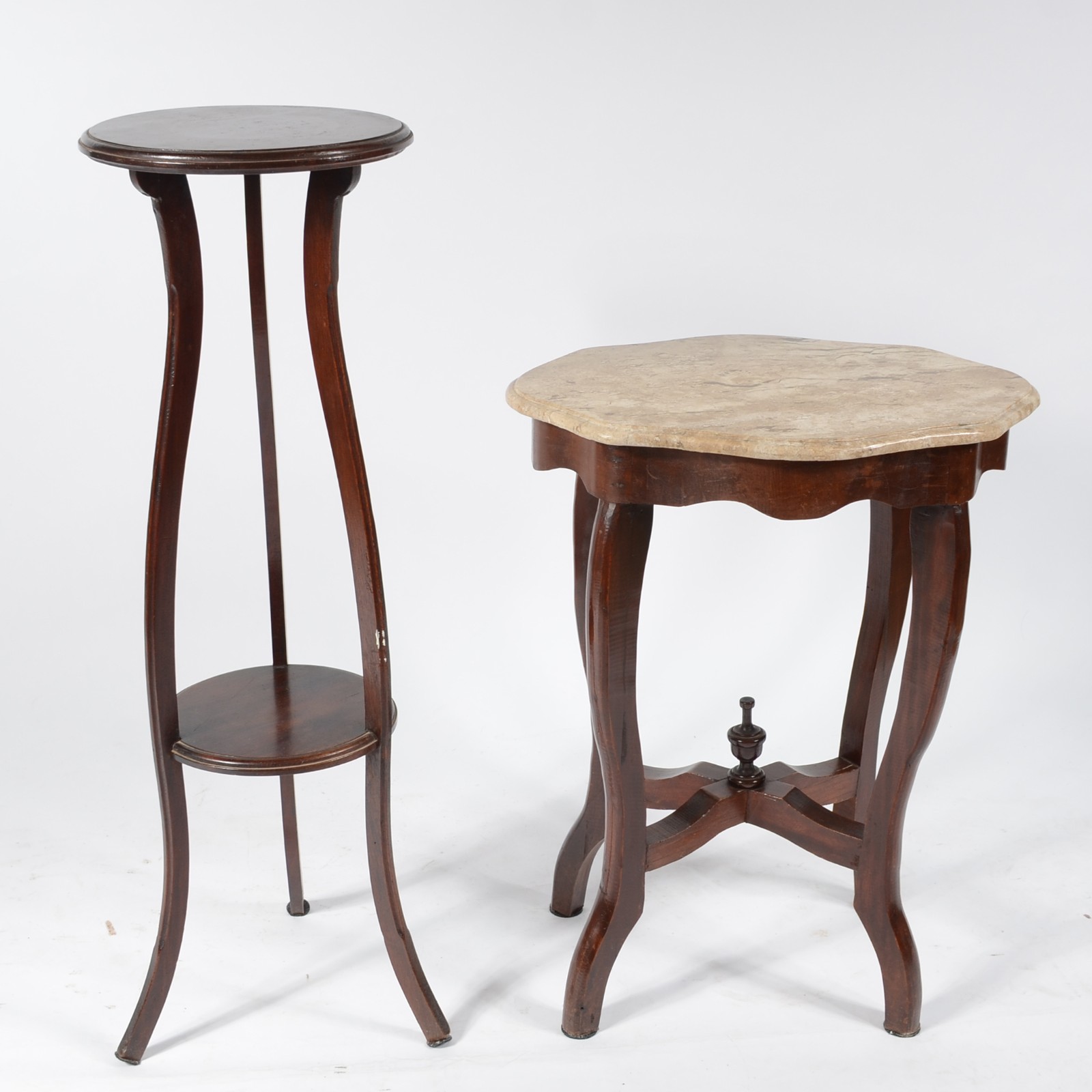 Duas peças, sendo: mesa de madeira com tampo de mármore, apoio em... - foto 1 de 10