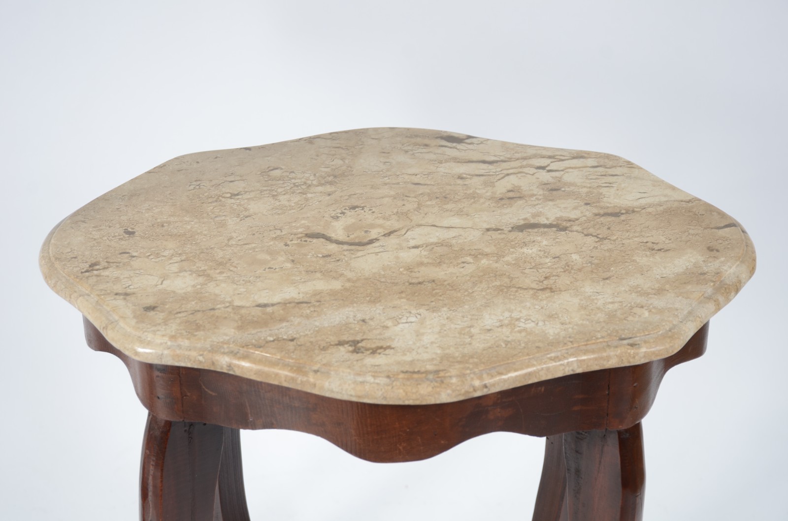 Duas peças, sendo: mesa de madeira com tampo de mármore, apoio em... - foto 3 de 10