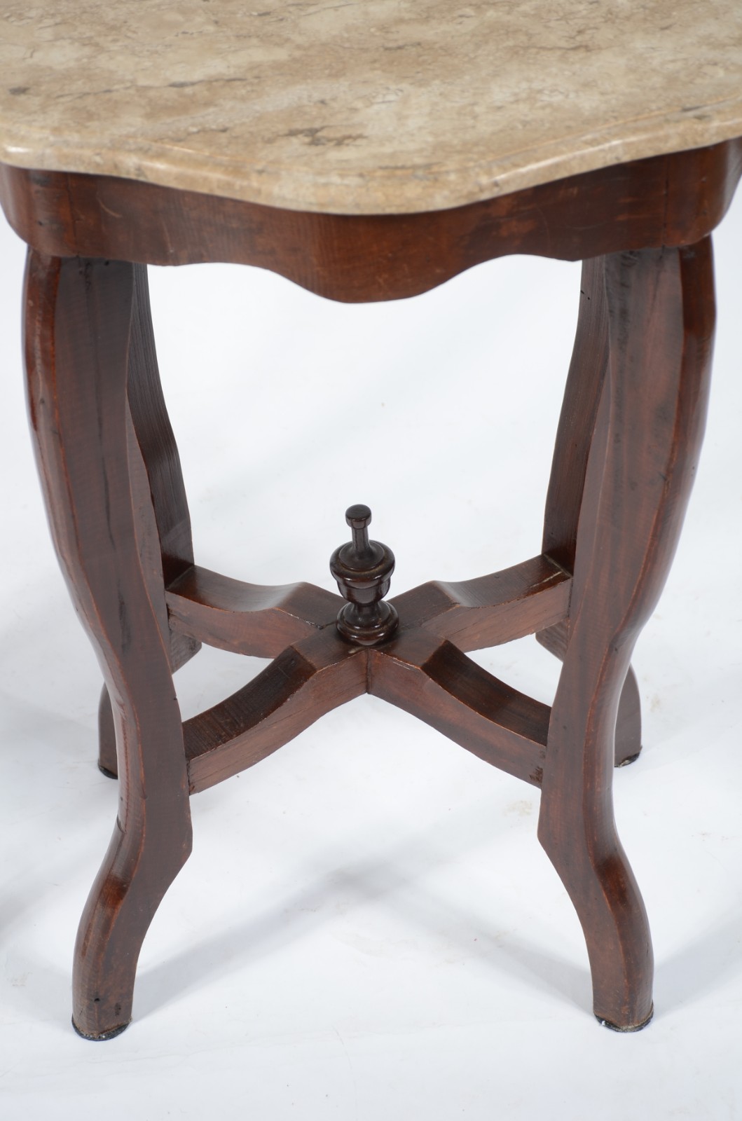 Duas peças, sendo: mesa de madeira com tampo de mármore, apoio em... - foto 4 de 10