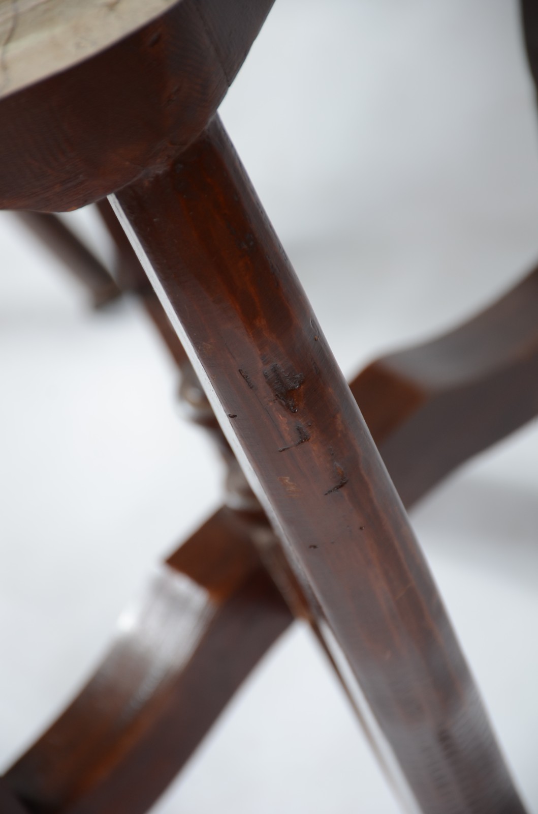 Duas peças, sendo: mesa de madeira com tampo de mármore, apoio em... - foto 5 de 10