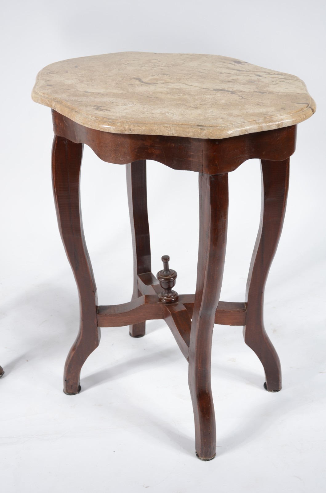 Duas peças, sendo: mesa de madeira com tampo de mármore, apoio em... - foto 6 de 10