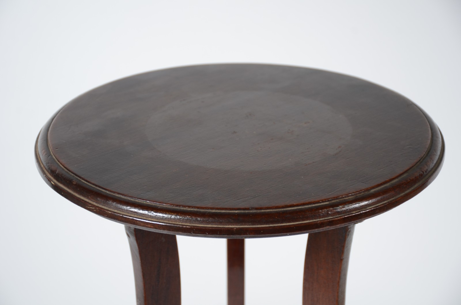 Duas peças, sendo: mesa de madeira com tampo de mármore, apoio em... - foto 7 de 10