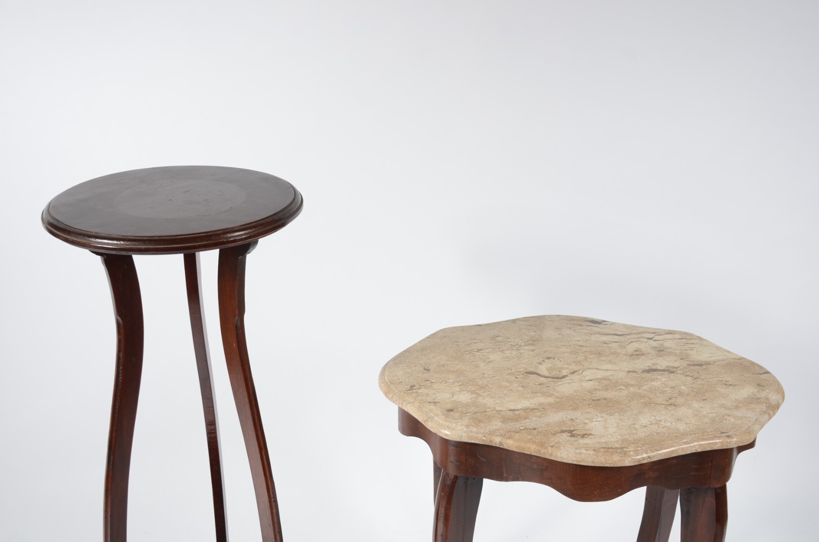 Duas peças, sendo: mesa de madeira com tampo de mármore, apoio em... - foto 9 de 10