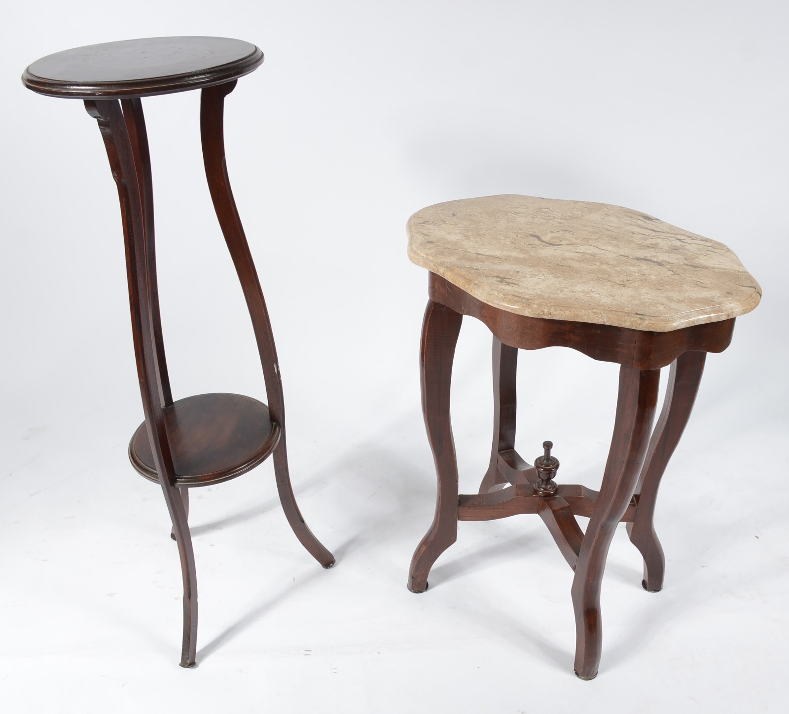 Duas peças, sendo: mesa de madeira com tampo de mármore, apoio em... - foto 10 de 10