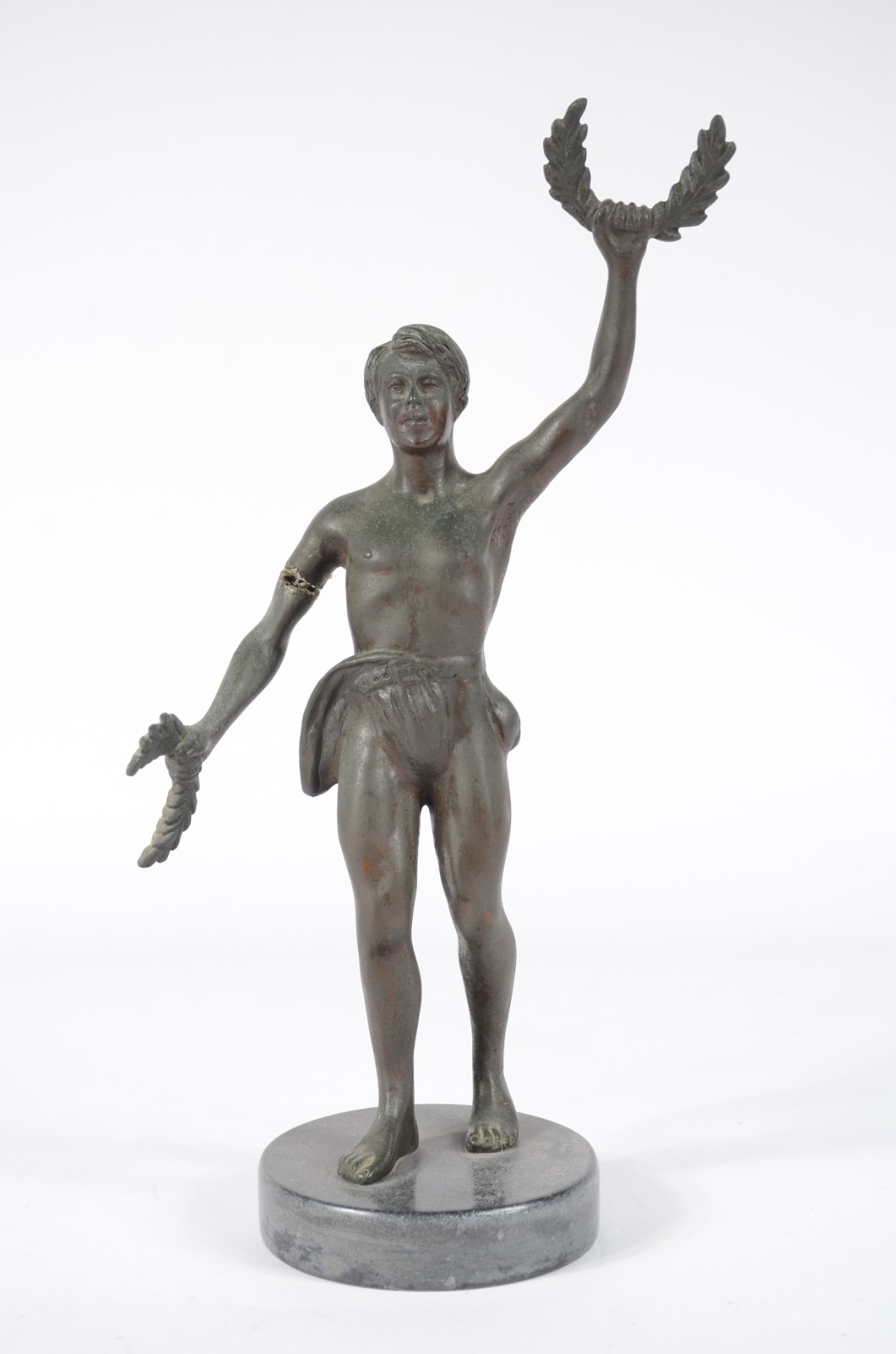 Estatueta de metal representando atleta. Um dos braços quebrado e... - foto 2 de 9