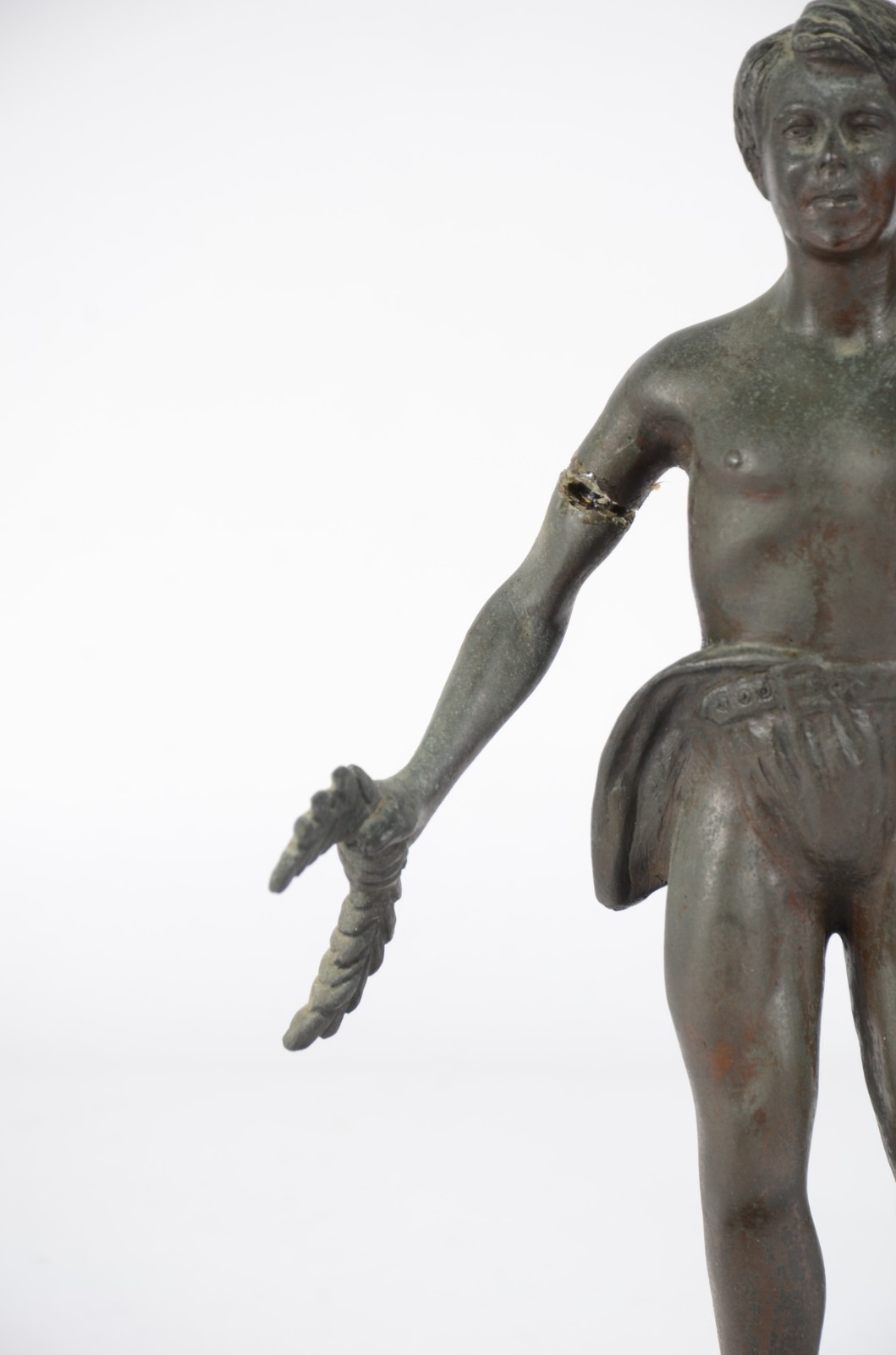 Estatueta de metal representando atleta. Um dos braços quebrado e... - foto 3 de 9