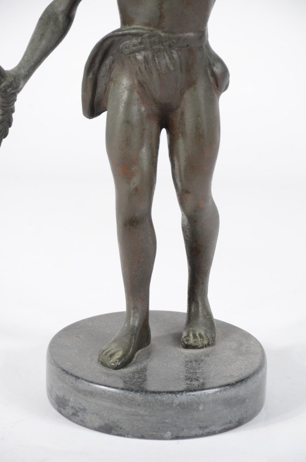 Estatueta de metal representando atleta. Um dos braços quebrado e... - foto 5 de 9