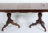 Mesa de jantar de madeira nobre, feitio  retang... - Mesa de jantar de madeira nobre, feitio  retangular,   com tábua extensora ( 38 x 94 ). Acompanham  8 cadeiras medalhão ( 2 com palhinha furada ...