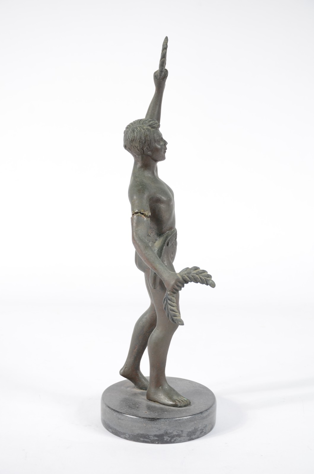Estatueta de metal representando atleta. Um dos braços quebrado e... - foto 6 de 9