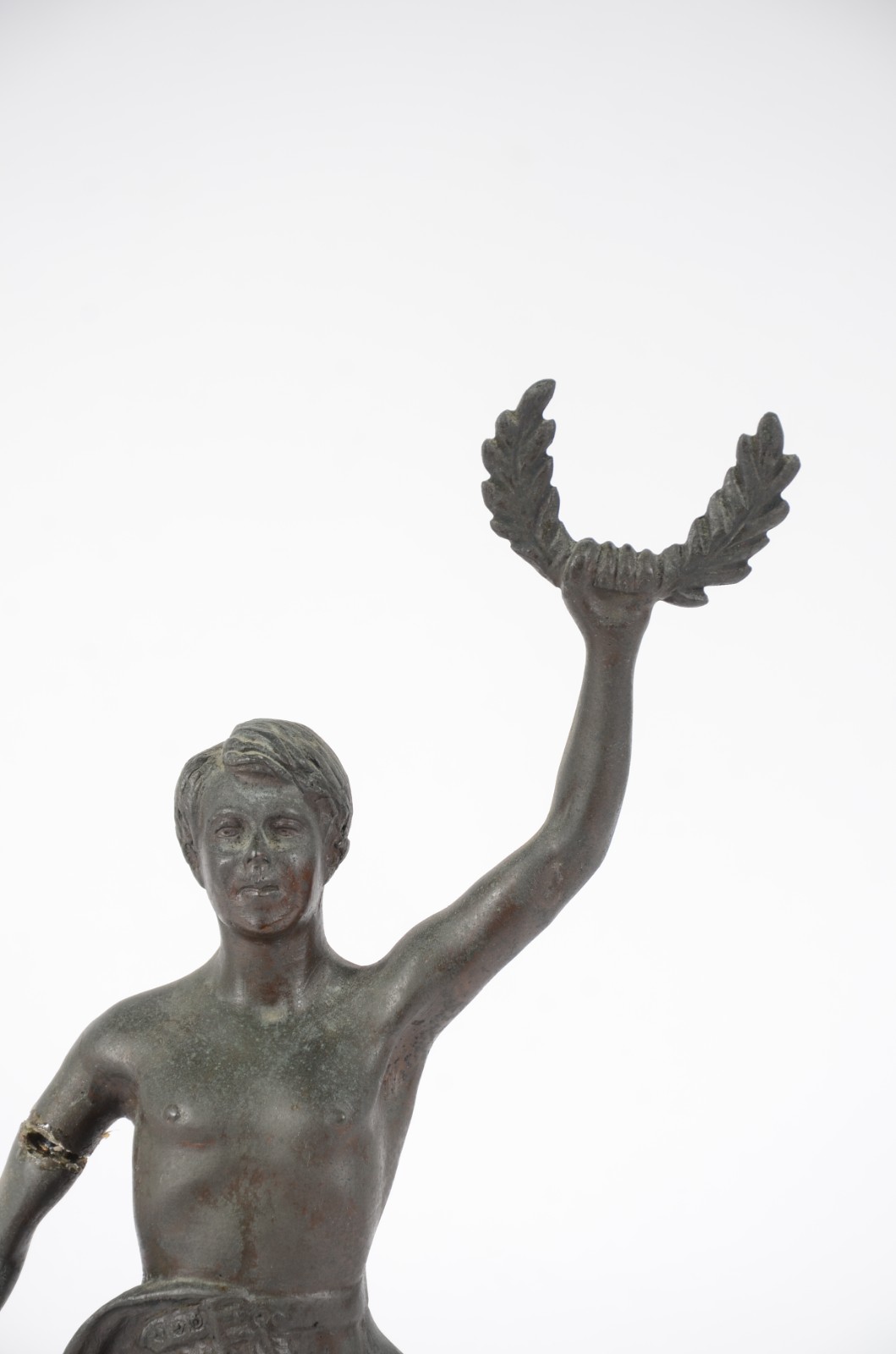 Estatueta de metal representando atleta. Um dos braços quebrado e... - foto 7 de 9